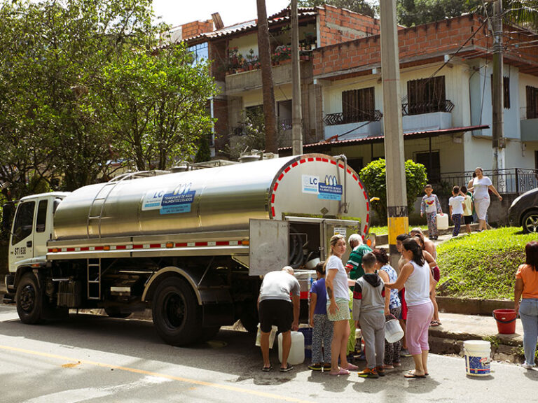 carrotanque-camion-cisterna-agua-potable-alquiler-3