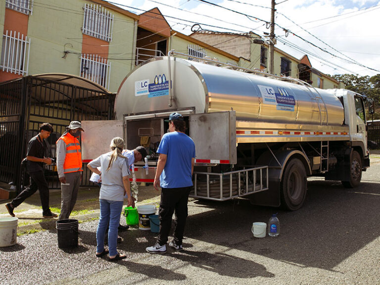 carrotanque-camion-cisterna-agua-potable-alquiler-9